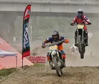 九游体育下载-摩托车赛夜战：中原飞鹰队翻盘塞北犀牛队，临门一脚致胜临场应变见真章
